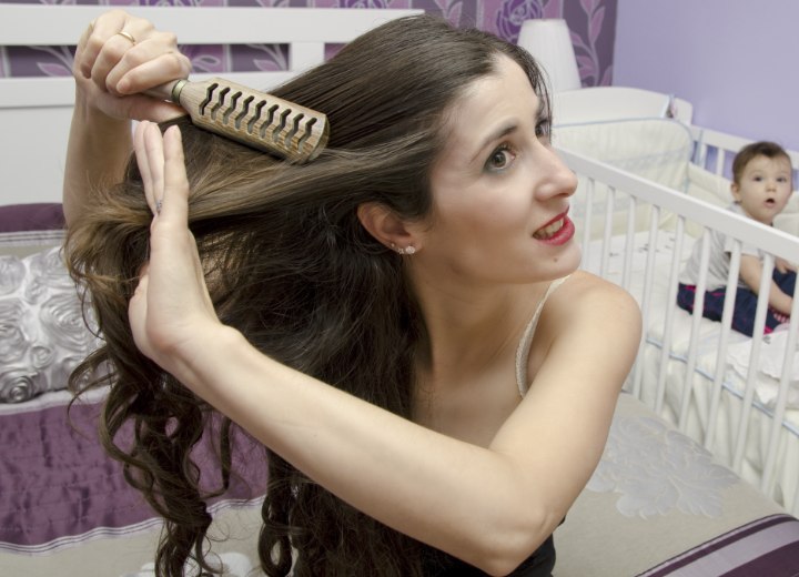Mujer ocupada que se cepilla el pelo