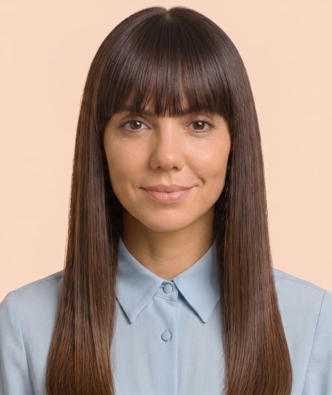 Cabello largo y liso con flequillo recto