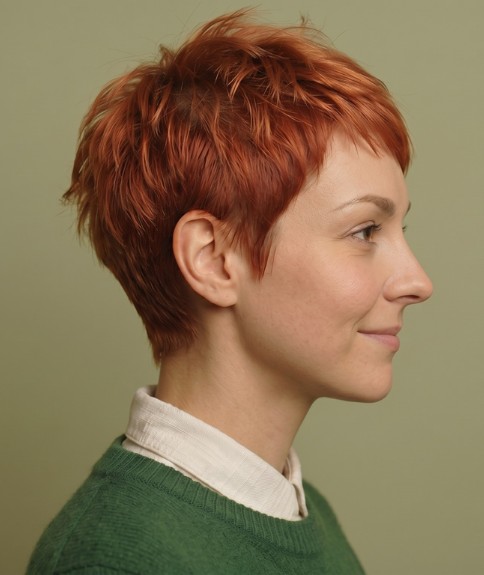 Corte pixie para cabello corto pelirrojo - Vista lateral