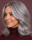 Corte rozando los hombros para cabello gris