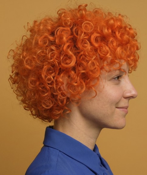 Cabello corto naranja con rizos - Vista lateral