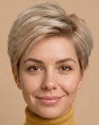 Peinado corto femenino con tup&eacute;