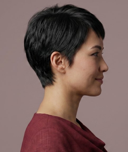 Corte pixie con cabello muy corto en los lados