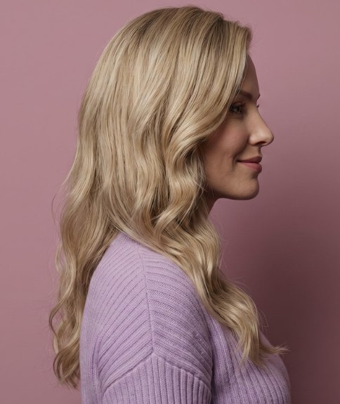 Cabello largo con raya lateral y ondas