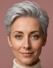 Corte femenino para cabello gris