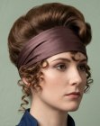 Recogido con una diadema de sat�n