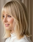 Cabello rubio rom�ntico a la altura de los hombros