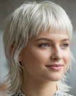 Corte mullet para mujeres con cabello blanco