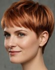Corte pixie moderno rubio cobrizo con forma de taz�n