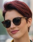 Corte pixie para cabello pelirrojo oscuro