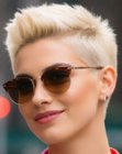 Corte pixie rubio platino