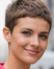 Corte de cabello femenino muy corto