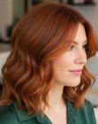 Cabello casta�o rojizo a la altura de los hombros con ondas y reflejos cobrizos