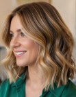 Cabello a la altura de los hombros con m�ltiples tonos de rubio