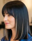 Cabello lacio casta�o oscuro a la altura de los hombros con reflejos caramelo