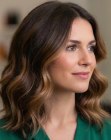 Corte de cabello casta�o a la altura de los hombros con ondas y reflejos