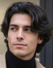 Hombre con cabello oscuro alborotado