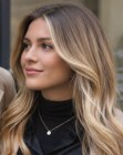 Cabello largo rubio miel con ondas