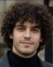 Hombre con cabello rizado hasta el cuello
