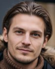 Hombre con el cabello peinado hacia atrás con gel