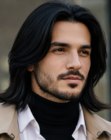 Hombre con un peinado largo y lacio