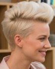 Atrevido corte pixie rubio platino