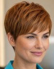 Corte pixie casta�o con reflejos