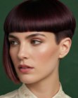 Corte de cabello corto sim�trico con flequillo recto