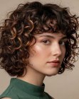 Cabello oscuro con rizos