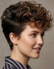 Cabello corto y juvenil con rizos