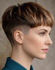 Corte de taz�n con nuca y laterales rapados a m�quina