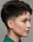 Cabello muy corto y de punta para mujeres