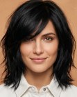 Cabello negro a la altura de los hombros con flequillo