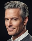 Corte prolijo para hombres con cabello canoso