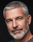 Corte muy corto para hombres con cabello canoso