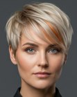 Corte pixie rubio con un toque cobrizo