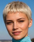 Cabello corto con micro flequillo