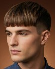 Corte para hombres con lados cortos y flequillo recto