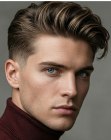 Cabello para hombres con lados cortos y volumen arriba