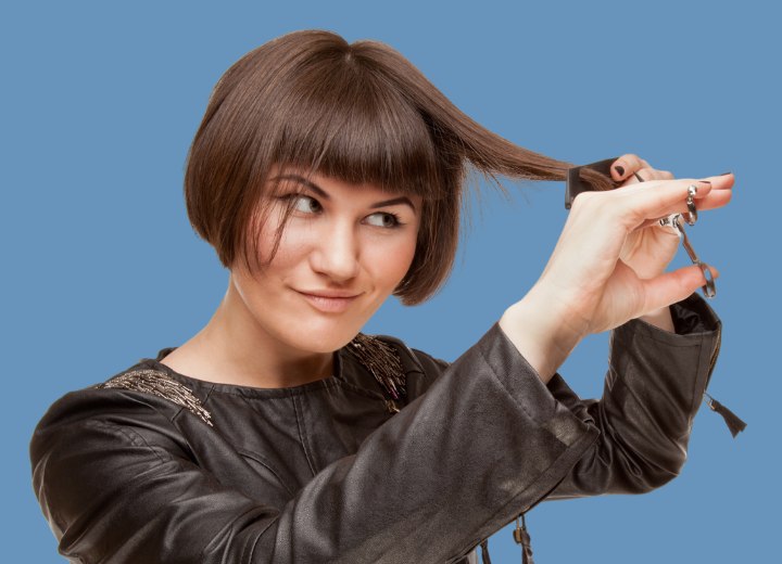Mujer que corta su propio cabello
