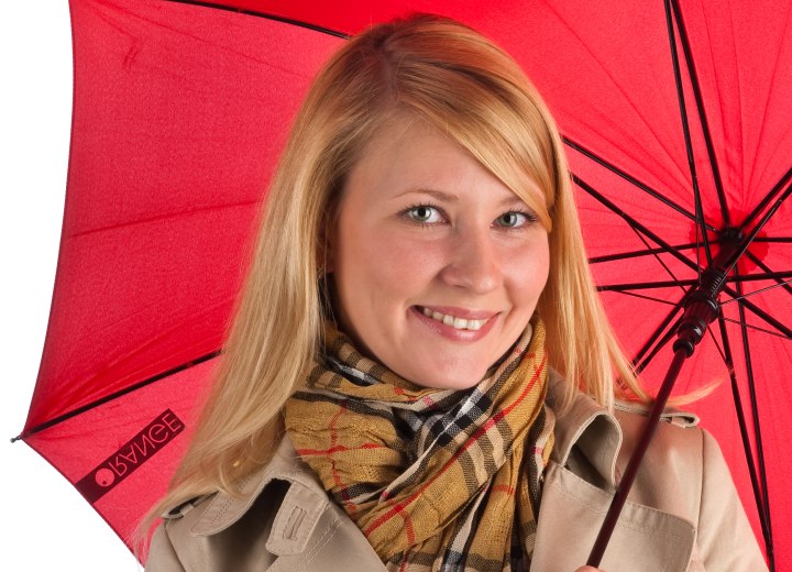 Mujer bajo un paraguas