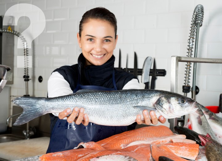 Mujer vendiendo pescado saludable